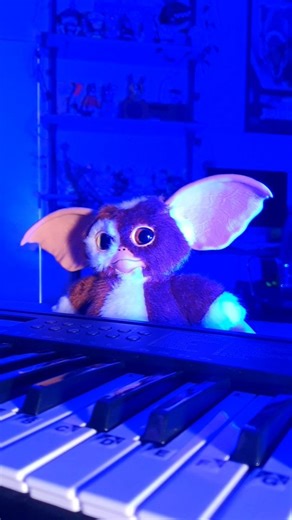 🎶 Sing and dance with Gizmo! 😍 In stock now from Ikon Design Studio is this adorable replica that sways and sings, and a bean-filled plush buddy that's more cuddly! 🥰 Just don't put them in bright lights, get them wet or feed them after midnight. 👀 IN STOCK & SHIPPING NOW HERE: bit.ly/Gremlins-Gizmo-Plush 📦 FREE SHIPPING for orders in Australia over $100 AUD! 💰 Shop in stock items now and pay later with PayPal Pay in 4 or Afterpay! @ikon_design_studio #ikondesignstudio #popcultcha #replica