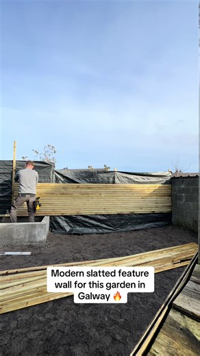 Check out this modern slatted fencing used as a feature wall on this project 🙌🏻🔥 #construction #beforeandafter #transformation #gardening #gardengoals