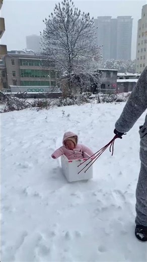 The human baby sees snow for the first time and is very excited #funny #chinesetoyfactory #baby