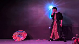 南京の宮廷晩餐会レストランに行きました！華やかな漢服に着替えて席に着くと、美食のフルコースの開宴です！中国の伝統文化や歴史を現代的に解釈した豪華なショーと、新しい一皿の配膳が交互に計2時間繰り返されます。古代から数々の王朝の都として栄えた南京の宮廷文化に浸る夢の時間でした！