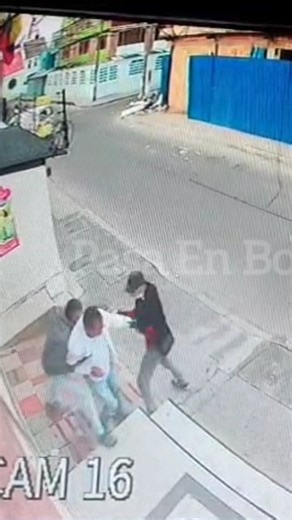 Pasa En Bogotá | Juan Bacca🐮 on Instagram: "#bogotá #inseguridad La tarde de este viernes 16ENE, sujetos *rmados *tracaron a un ciudadano en el sector de Kennedy Central. En videos de seguridad se observa como lo abordan, lo g*lpean y le r*ban sus pertenencias personales, luego huyen en motocicleta con los cómplices que los esperaban. TODOS LOS VIDEOS EN TELEGRAM Y X (LINK EN EL PERFIL)"
