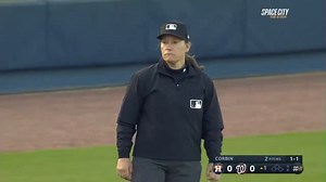 Jen Pawol is the first woman to umpire an MLB Spring Training game in 17 years 👏 She started the night as the third base umpire for Houston Astros-Washington Nationals. (🎥 MLB) | espnW
