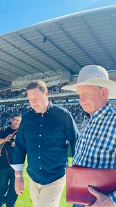 🇿🇦👏 Mighty Men Cape Flats 2025: Wonderlik om Athlone-stadion so vol te sien terwyl ons Angus Buchan in ons stad verwelkom! Hier is duisende mans wat met nederigheid hul gemeenskappe en gesinne elke dag dien. It is powerful when thousands come together to say that we will not let a tiny few ruin our communities with their violence and destruction! While the negativity grabs the headlines, vier ons hierdie mans wat saamstaan vir Kaapstad! 🙏 | Mayor Geordin Hill-Lewis