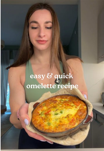 ✨ Υγεινή, εύκολη και γρήγορη συνταγή για ομελέτα φούρνου με 40g πρωτεΐνη, τέλεια για όταν δεν έχεις χρόνο. 🍳Πεντανόστιμη ιδέα για πρωινό, μεσημεριανό ή βραδινό! 📌 Υλικά (1 μερίδα) ▪️ 3 Αυγά: ▪️ 80g Cottage cheese ▪️1 κγ Ελαιόλαδο ▪️1 κγ Cream cheese (προαιρετικό) ▪️1 κσ Γάλα Χαμηλών Λιπαρών ▪️1 κσ Βρώμη ▪️ 40g Κίτρινο τυρί χαμηλών λιπαρών ▪️ 1/4 Πράσινη πιπεριά ▪️ 3 Ντοματίνια ▪️ Αλάτι, πιπέρι, θυμάρι (ή ό,τι μπαχαρικά θέλεις) 👩‍🍳 Εκτέλεση Σε ένα μπολ χτυπάς τα αυγά με το cottage, το ελαιόλα