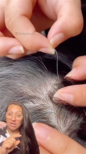 Eliz Lopes | Dicas on Instagram: "🌿✨ Cabelo forte e saudável com receita natural! Você sabia que a tintura de alho e cebola torrada com óleo de coco e óleo de mostarda é um verdadeiro tratamento caseiro para os cabelos? Essa combinação poderosa ajuda a fortalecer a raiz, estimular o crescimento, reduzir a queda e melhorar a saúde do couro cabeludo. Com o uso correto, os fios ficam mais resistentes, brilhantes e cheios de vida. Vale a pena testar! 💆‍♀️ Cuide do seu cabelo com ingredientes simpl