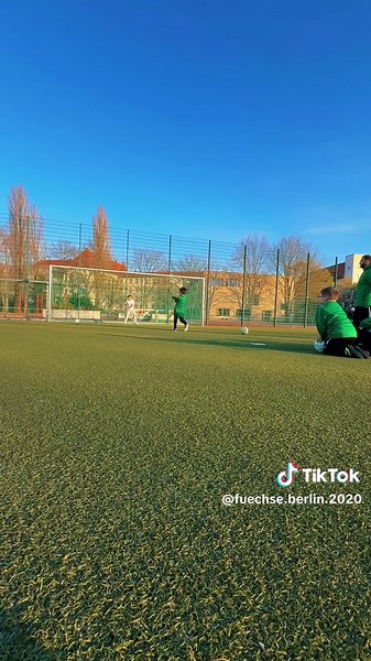 Knapp daneben —-/// was könnte er besser machen ? 🦊⚽️#fussball #soccer #footballtalent #fußballkids #fußballkids @🇹🇳Ryan_football⚽️🇹🇳 @Füchse Berlin @Diefussballamateure_clips @BolzplatzTV @KICK.TV | Echter Fußball @SoccerVibes @Füchse_berlin💚🤍 @Berlin @Deniz Dincer