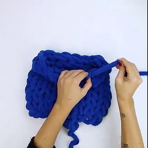 4.8K views · 50 reactions | Vous n'aurez pas besoin d'instruments en particulier. En effet pour réaliser ce bonnet en laine vous aurez seulement besoin de vos mains  | Creativo France | Facebook