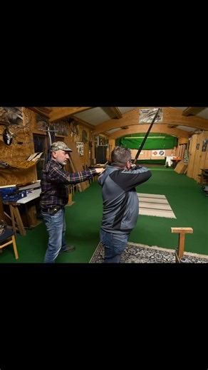 Instinktives Bogenschießen Direkt Seit diesem Jahr biete ich ein ganz besonderes Format an: Personaltraining Head-to-Head – maximal drei Personen, begleitet vom geballten Wissen und der Erfahrung von mir persönlich. Diese Woche hat ein Bogenschütze dieses exklusive Angebot genutzt und ein intensives, unmittelbares Training erlebt: ✔ Analyse seines Schießstils ✔ Analyse der Schießtechnik ✔ Analyse der Ergebnisse ✔ Überprüfung und Optimierung seines Materials ✔ Vermittlung der Kernprinzipien und T