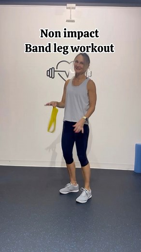 Try this home workout to strengthen all muscles in your legs: quads, hamstrings, inner thighs, outer thighs, calves, ankles, feet and glutes 🤩 Stay engaged throughout the entire workout, loading your legs, activating glutes and avoiding using momentum. 🔁 3 rounds ➡️ 12 double side steps. Legs loaded, focus on outer thighs and side of glutes. ➡️ 12 wide stance heel raises. Focus on ankles and foot flexion. ➡️10 plié squats with heel raises. Hold the bottom of the squat with knees following toes