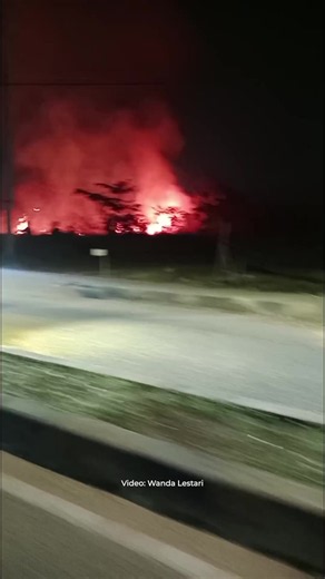 Kebakaran di MTQ Baru Muara Bungo Kian Meluas, Api Terus Membesar Kebakaran yang terjadi di kawasan MTQ Baru, dekat lokasi pameran Bungo, Kabupaten Bungo, Jambi, Jumat (23/10/2026) malam, dilaporkan kian meluas. Berdasarkan informasi terbaru sekitar pukul 20.00 WIB, kobaran api tampak semakin meluas di lokasi kejadian. #BungoPos #Kebakaran #Pameran #KawasanMTQ #Bungo