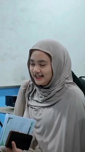 Assalamualaikum kak 😊🙏. Selamat Malam kak ,semoga sehat selalu🙏😊 BAYANG DI AMBANG SENJA Di tepian senja aku terdiam, Menunggu harapan yang kian kelam, Langit menangis dalam geram, Menghapus jejak yang terasa pedam, Angin berbisik lirih menggam, Menyapu rindu yang terpendam, Hanya bayangmu yang tetap terkam, Melekat erat dalam dendam. Laut bernyanyi dalam dendam, Meneriakan kisah yang suram, Gelombang datang membawa geram, Menenggelamkan cinta yang karam Pada akhirnya aku terdiam Menyadari ri