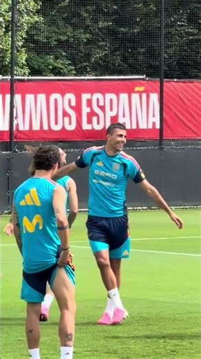 VACILAN a CUCURELLA en el rondo: este es el único ABRAZO que recibe en la SELECCIÓN