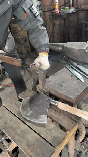 Forged Bone-Cutting Blade Traditional Blacksmith Craft 🔥🔪 #HandForged #BlacksmithArt #BoneCutting