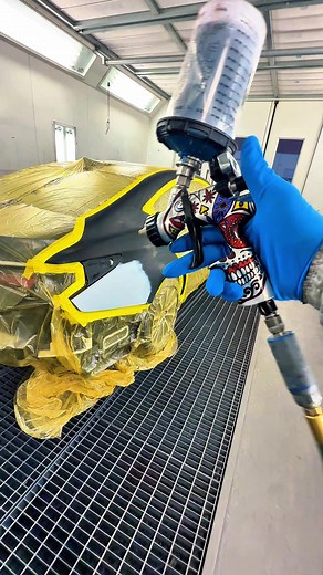 Blending this quarter panel with the standard “x” pattern. I bring my color further whe I’m blending down, and keep it tighter when I’m blending up. I also do not start blending up until my drop coat. Which is my lightest coat and usually over-reduced or “weakened” either with more thinner or by adding clear base. #car #truck #painting #bodyshop #fyp