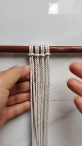 Macrame Double Half Hitch Knot #macramediy #macramedesign #macramedesigns #macramepattern #fblifestyle #macramepatterns #macrame #macrametutorial #macramebeginners #macrameforbeginners #diy #macramearttutorial #diymacrame #macrameknots | Macrame Art Tutorial