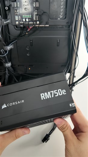 Lorax installe l'alimentation #corsair RM750e dans le #pc de la #tweakleague ! Materiel.net CORSAIR | Overclocking.com