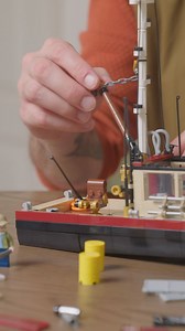 【大白鯊也入侵樂高®宇宙了！】🚢🦈 樂高玩家們期待已久的「Ideas」系列新作來了！經典電影《大白鯊》！ 經過精心打磨，大白鯊的線條更加自然，並搭配上全新設計的黑色底座，完整呈現出電影中大白鯊追擊捕鯊船的經典瞬間。 這款作品無疑是樂高收藏家的夢幻逸品，千萬不要錯過！🦈 #LEGO #樂高 #大白鯊 #Jaws #LEGOIdeas #JonnyCampbell #經典電影 | LEGO