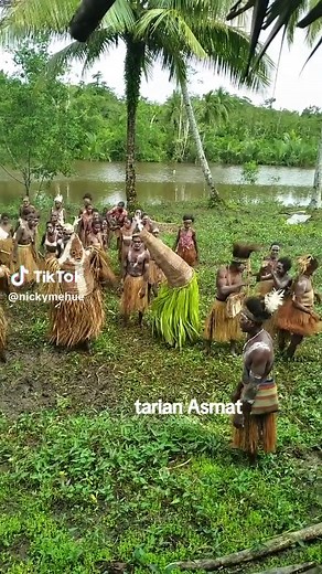 Tarian Adat Suku Asmat di Kampung Omanesep