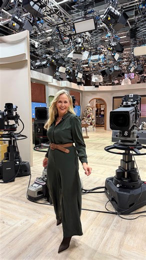 First I'm settling in to my exquisite Breidenbacher Hof hotel cosy out of the snow ❄️ Preparing for ✨ QVC Germany! 🇩🇪 It’s Beauty Night and I’ll be LIVE in the studio with you tonight — exact time after 8pm (German time) to be confirmed. Tune in to discover the timeless elegance of Tova Beverly Hills Eau de Parfum, an iconic, luxurious scent designed to be worn, loved, and remembered. ✨💖 #TovaBeverlyHills #TovaEauDeParfum #LuxuryFragrance #FineFragrance #SignatureScent FragranceLovers Perfume