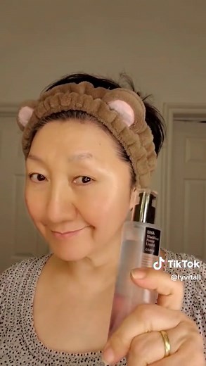 [COSRX Official] BHA Blackhead Power Liquid This is NOT a pore vacuum. It won’t rip blackheads out overnight. But here’s what it DOES do 👇 4% BHA penetrates deep into clogged pores and helps dissolve oil dead skin buildup. 2% Niacinamide helps control excess oil and refine the look of pores. This is gradual pore refinement — not instant extraction. And that’s why it actually works long-term. ✨ How I use it: • After cleansing • 1–2 pumps • Press into skin (don’t scrub) • Start every other night 