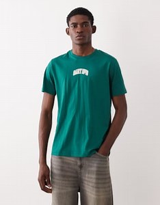 GANT – T-Shirt in Grün mit mittigem College-Logo auf der Brust | ASOS