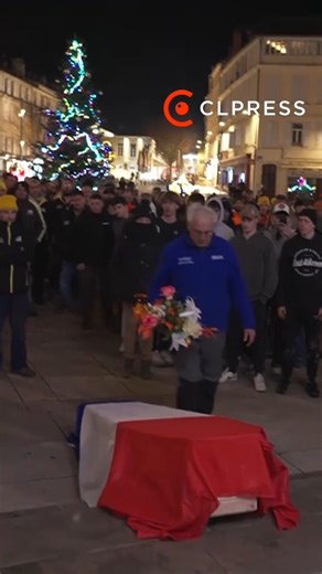 CLPRESS on Instagram: "La colère des agriculteurs ne retombe pas tel qu'en témoigne la mobilisation ici à Auch dans le Gers ce mardi 16 décembre au soir. Réunis pour rendre hommage à Thierry, un éleveur du Gers qui s'est suicidé ces derniers jours, les agriculteurs ont déposé un cercueil drapé du drapeau français bleu blanc rouge devant la cathédrale Sainte-Marie à Auch. #Auch #Gers #Agriculteurs #AgriculteursEnColere #ColereAgricole #Dermatose #Mercosur #Eleveurs #Paysan #CoordinationRurale #Ab