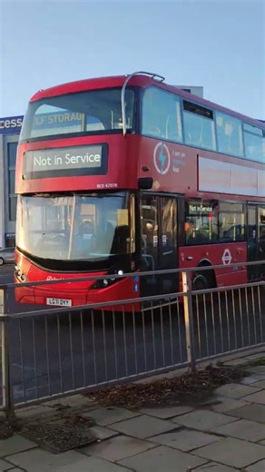 (Heading for Route 65) Not in Service LG71 DYY BCE47078 entering Great West Road