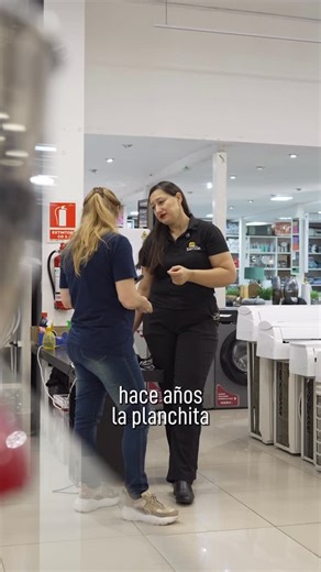 Saville Free Shop | Bella Unión, Uy🇺🇾 on Instagram: "Cada cliente es único, y su elección también 🧡 ayudamos a elegir el cepillo secador ideal y nos llevamos una linda sorpresa, nos contó su experiencia con nuestros productos 🥰 Gracias por confiar siempre en nosotros. 🛒🛍️ 📍Gral. José G Artigas 685 - Bella Unión, Artigas, Uruguay 🇺🇾 🕔 Lunes a Domingo de 9:30 a 13:20 - 14:30 a 18:20 @hache.audiovisual #savillefreeshop #compras #freeshop #bellaunion #concordia uruguayana montecaseros"