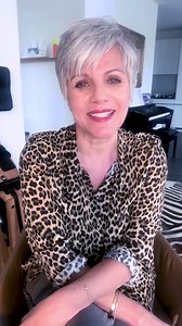 10K views · 634 reactions | Es ist Mittwoch! Auch heute lese ich Euch wieder eine kleine Episode aus meinem Buch "Birgit ungeschminkt - vom Leben gelernt" vor. Bei "Lachen in Lachen" geht es um erste Dates und darum, zu sich selbst zu stehen. Viel Spaß!  | Birgit Schrowange | Facebook