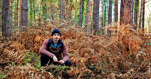 Il a vécu sept ans en forêt avec les chevreuils, sans même un sac de couchage: le récit étonnant d’un isolement volontaire