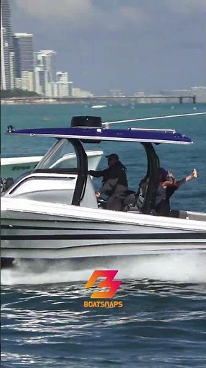 Fountain Powerboat Rips Through Haulover Inlet at Blazing Fast Speeds