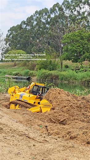 The wide tracks of the 575 bulldozer, with deep patterns, not only provide it with stable traction but also invisibly enhance its pushing force. | Toucanhobby