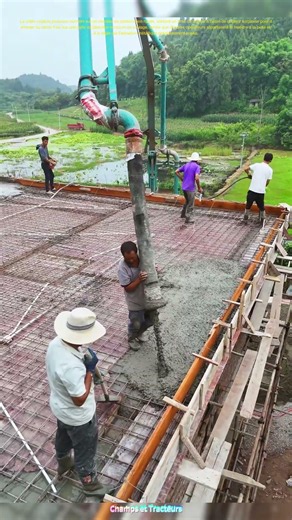 Du béton liquide dans les airs : comment une grue bleue coule un plancher en quelques minutes