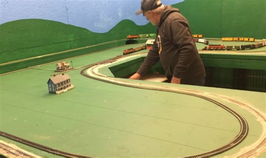 国外车迷搭建ho比例火车模型大沙盘儿的视频记录搬运～BIG HO Train Layout Build..Timelapse～railfan轨道交通火车迷dcc