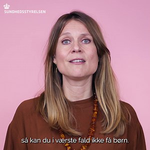 Vidste du, at de fleste, der er smittet med klamydia, ikke får symptomer? I 2022 blev knap 42.000 personer testet positive for klamydia i Danmark. Det gør klamydia til en af de mest almindelige kønssygdomme, og det er især unge mellem 15 og 29, der bliver smittet. De hyppigste symptomer på klamydia er udflåd, smerter eller svie, når du tisser, pletblødninger under samleje eller underlivsbetændelse eller betændelse i bitestiklerne, der giver hævelse eller ømhed. Men faktisk får 50 procent af mænd