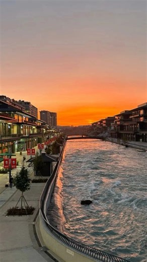 @sevgi_tema_22 on Instagram: "日本利用压电瓷砖将脚步转化为电能。这些瓷砖捕捉来自你脚步的动能。当你行走时，你的重量和动作会对瓷砖产生压力。瓷砖会轻微弯曲，从而产生机械应力。瓷砖内部的压电材料将这种应力转化为电能。每一步都会产生少量电荷，而数百万步结合在一起就能产生足够的电力来驱动 LED 灯、数字显示屏和传感器。在像涩谷车站这样繁忙的地方，每天大约有 240 万个脚步为这一系统作出贡献。这些电能可以被储存或立即使用，从而减少对传统电力来源的依赖，并支持可持续的城市基础设施。这种方法将日常运动转化为实用的可再生能源 #日本 #知识 #事实 #你知道吗 #推荐 #科技 #创新 #历史 #技术 #实验 #热门"