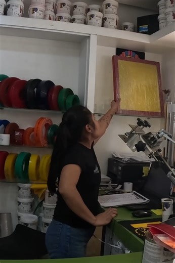 🛒✨ En mi visita a Distribuidora Manor estuve revisando diferentes tipos de malla para serigrafía, un material clave para lograr impresiones limpias y precisas. Desde mallas finas para detalles delicados, hasta mallas más abiertas para colores sólidos y tintas más pesadas, aquí encuentras la calidad necesaria para que cada estampado salga perfecto. 👕🔥 Un vistazo al material que marca la diferencia en cada diseño que imprimimos. 🙌🏽 #serigrafiaartesanal #screenprinting #serigrafiatextil #Oaxac