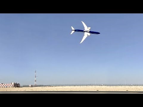 Boeing 777 Flies Upside Down