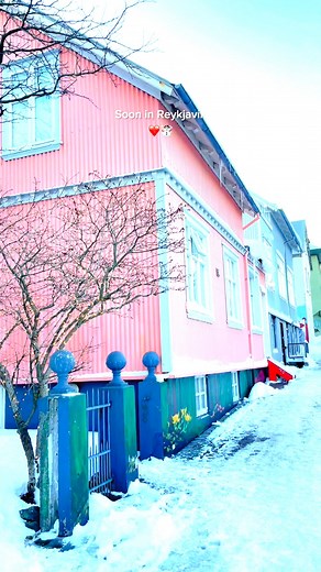 Who's coming to visit us this winter? 🙋🙋‍♂️🙋‍♀️ Check out these cozy winter vibes from downtown Reykjavík in December last year 🤩☃️ When visiting Iceland, remember to go for a stroll through the streets of downtown Reykjavík to look at the colorful houses 🌈 | Guide to Iceland