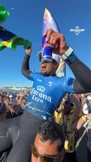 ‪@Italoferreira15‬ is seeing yellow after a @corona #NewZealandPro win! CT's new No. 1 is here!