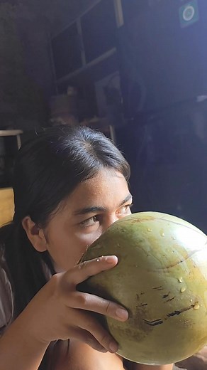 Kelapa muda, nikmat dikampung pulang sekolah bapak sudah siapkan kelapa Muda pelepas dahaga 🙌😍 #fyp #reelsfyp | Tasya Mudamakin