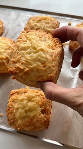 SCONS DE QUESO 355 g de harina leudante • 200 g de queso rallado pategras ( puede ser el que más te guste) • 20 g de azúcar • 10 g de sal • 150 g de manteca o margarina •175 cc de leche •jugo 1 limón Vas a hacer un arenado con todos estos ingredientes y los vas a unir con 1 huevo y 175 cc de buttermilk ( vas a mezclar la leche con el jugo de 1 Limón y esperar a que se separe la preparación una vez lista la vas a agregar). Unis la masa , les das un dobles y horno 15 minutos por 180 grados. Dato �