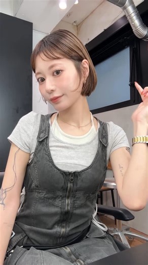 NATSUMI SHIBATA/ 前髪カット / 似合わせカット / レイヤーカット on Instagram: "「前髪を横に流すアレンジどうやるの？」 アイロンを手を回さずに斜め前に スーっと通すだけ！ 一旦少しだけ髪伸ばすので 伸びた時アレンジUPしていきます👸🏻💓 #ボブ #前髪 #オン眉"