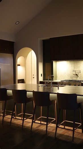 This homeowner went above and beyond with the detail in their home, and we love every inch of it! Would you live here? 🌲 🛠️: @oldworldcustomhomes 🏡: @hickoryatroyalton #customhome #newhome #hometour #dreamhome #ohio | Old World Custom Homes