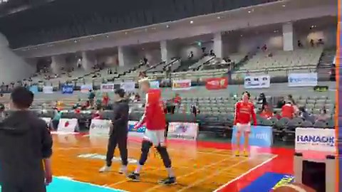 コート上では #加藤ダニエル 選手、#瀬川琉久 選手がアップを開始🤝🏻❤️‍🔥本日もよろしくお願いいたします🔥 #千葉ジェッツ