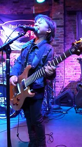 Bay Melnick Virgolino, de tan solo 10 años, recrea "Voodoo Child" de Jimi Hendrix. | Behind the Songs