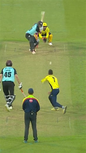 7K views · 111 reactions | Sam Curran smashes BACK TO BACK SIXES!!!  Surrey 100/3 in the 12th over. WATCH LIVE  https://kiaoval.com/match-centre/ #SurreyCricket | Surrey Cricket | Facebook