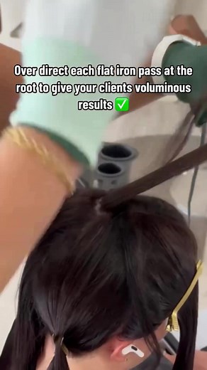 How to achieve maximum volume during Brazilian Blowouts 🤎⬇️ ✅ Use no more than 1oz of solution per client and apply sparingly ✅ Use a boar bristle brush and over direct at the root ✅ Over direct each flat iron pass at the root Stylists‼️Tap the link in our bio to certify grow your business with Brazilian Blowout @tracey_franklin_beauty . . . #brazilianblowout #brazilianblowoutcertified #frizzfree #hairtreatment #smoothhair #smoothingtreatment #haircare #behindthechair