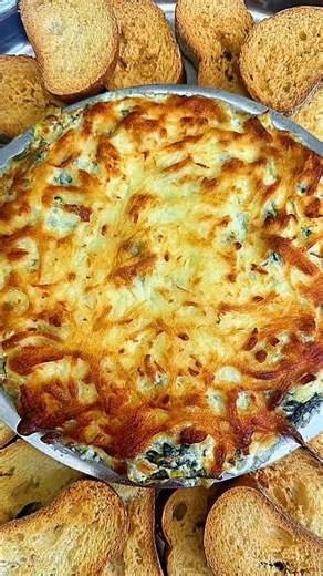 🏈 This Spinach & Artichoke Dip is creamy, cheesy, baked golden — and guaranteed to be the first dish gone on Super Bowl Sunday!🔥 Make this once and it becomes your go-to party recipe every season. Perfect for game day snacks, football parties, and easy crowd-pleasing appetizers that everyone actually fights over. 👉 Save this recipe for Super Bowl Sunday 👉 Share this with your watch party group chat 👉 Comment 🏈 if this is on your menu 👉 Follow for more Italian-inspired game day food & vira