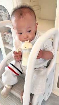 Daily vlog of 1-year-old child #HumanInfant #independentfeeding